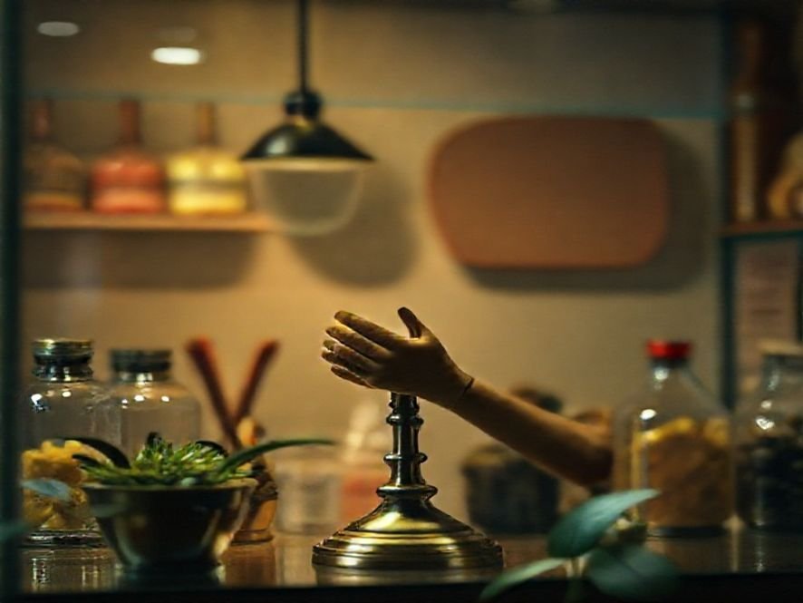 Base Cromada: O Elemento de Luxo na Sua Cadeira.