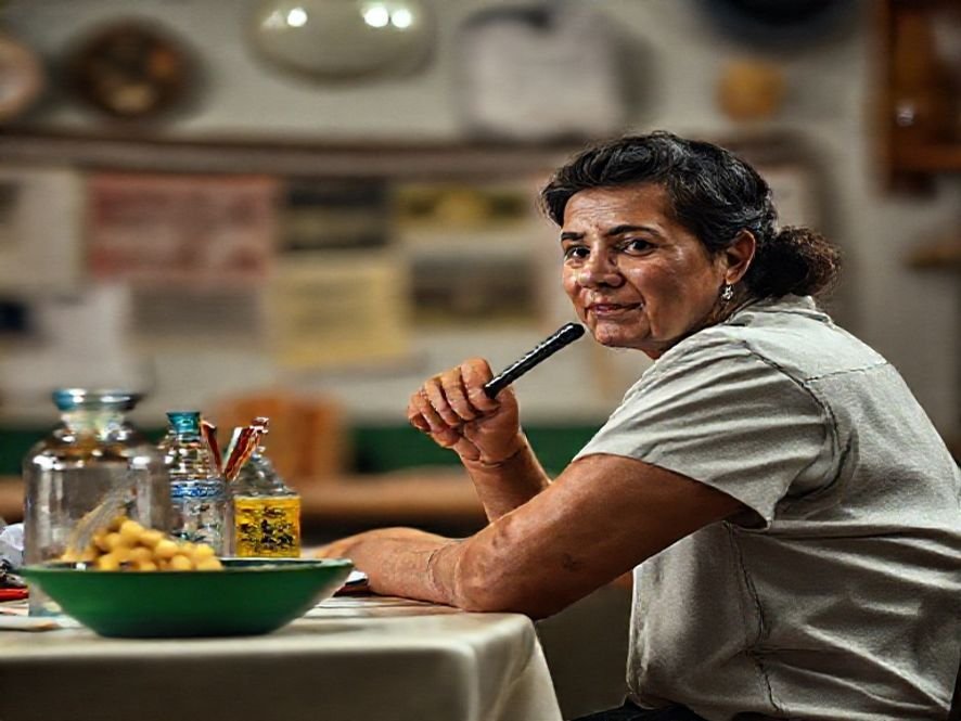 Cadeira de Mesa Compacta: Como a Almofada de Alta Densidade Evita o Achatamento.