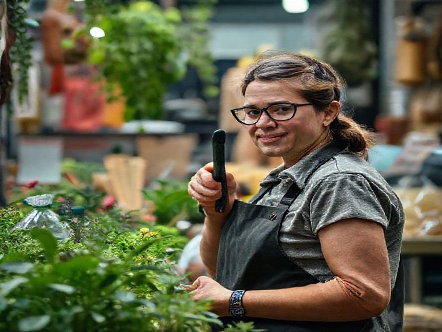 Cadeira Diretor Kopenhagen: O Toque do Couro Ecológico vs. Tecidos no Conforto Tátil.