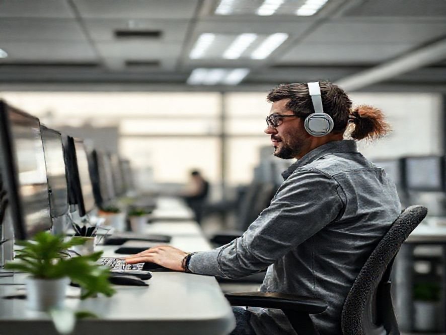 Cadeira Ergonômica Branca e Cinza: Conforto e Estilo no Ambiente de Trabalho