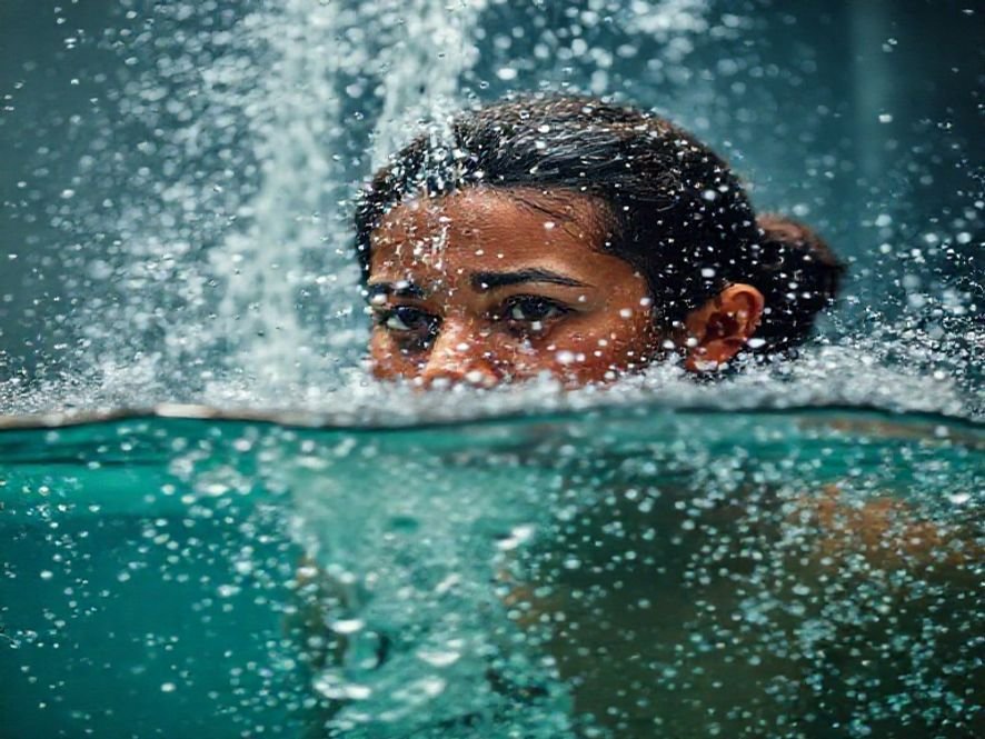 Cadeira Hidráulica: Como o Sistema de Elevação Ajuda a Prevenir Dores Posturais no Profissional.