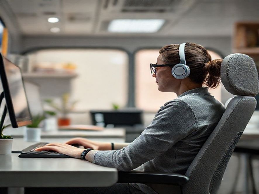 Como o Design Ergonômico (Encosto Alto e Molas Ensacadas) Ajuda a Prevenir Dores Lombares?