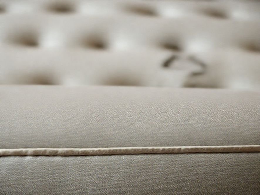 Poltrona Azera Design Clássico: Análise da Qualidade do Acabamento e dos Detalhes.