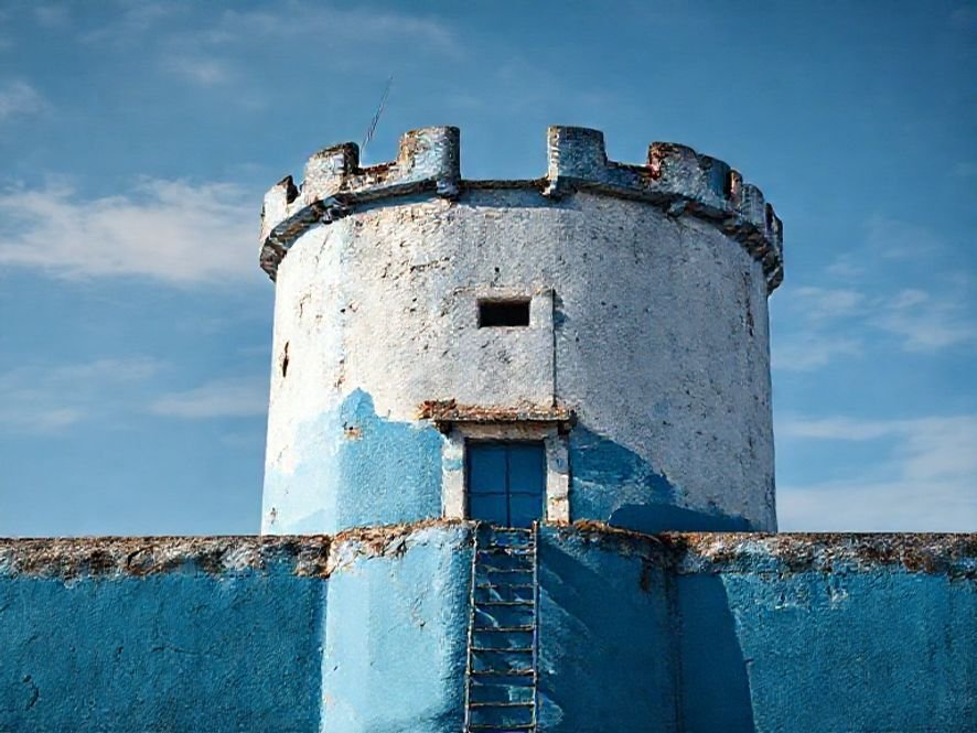 Fortt Lisboa Azul: Tela de Malha Resistente e Estrutura de Metal Durável.