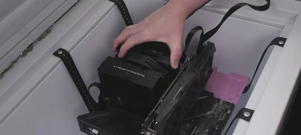 PC no freezer: modder usa meias para rodar a -28 °C - Imagem do artigo